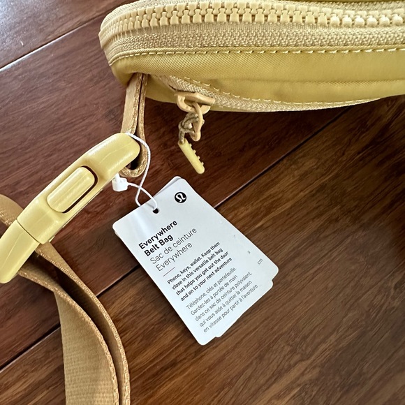 Lululemon NWT everywhere belt bag golden sand - Picture 4 of 6